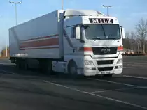 MAN Sattelzug in der Morgensonne,am 10.März 2014,in Bergen/Rügen.