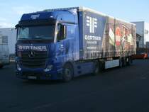 Um kurz nach 08:00 Uhr Morgens war dieser Mercedes-Sattelzug,am 10.März 2014,am Baumarkt in Bergen/Rügen.