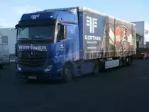 Um kurz nach 08:00 Uhr Morgens war dieser Mercedes-Sattelzug,am 10.März 2014,am Baumarkt in Bergen/Rügen.