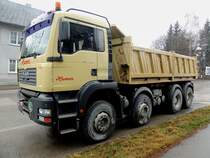 MAN TGA510 wartet bei Nebelwetter auf seine Beladung; 140305