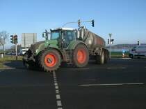 Fendt Traktor mit Anhang bog,am 11.März 2014,auf die B96 bei Bergen/Rügen.