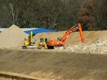 Auf der Baustelle Schleuse Zerben steht am 14.03.2014 u.a. ein Fiat-Hitachi EX355 Kettenbagger.