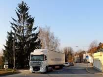 DAF XF105.460 von Steindorfer durchfährt das Stadtgebiet Ried; 140312