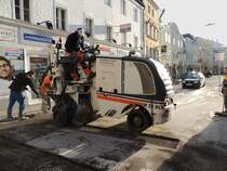 Wirtgen Kaltfräse W 50 DC, zerkleinert unter Höllenlärm die glatte harte Asphaltdecke zu Schüttmaterial; 140310