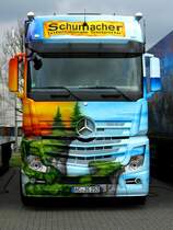 Die neue Zugmaschine des Herpatruck  Die Fliegerei  der Spedition Schumacher in Würselen bei Aachen. Der MAN TGA XXL der den aufwendig lackierten Auflieger zog wurde gegen diesen Actros 1845 ausgetauscht und im gleichen Design gestaltet. Gesehen am 15.03.2014 auf dem Hof der Spedition.