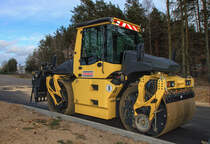 Bomag BW 174 AP mit Bomag Splittstreuer BS 180. - 15.03.2014