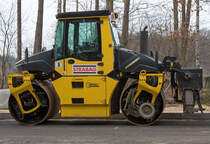 Bomag BW 154 AP mit Bomag Splittstreuer BS 150. - 15.03.2014