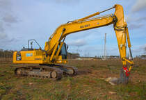 Mit Hilfe des Komatsus PC 240 NLC wird das Gelände von Baumstümpfen befreit. - 15.03.2014