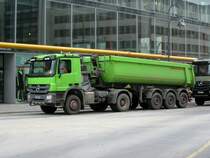 MB Actros 2044 wartet am 17.03.2014 vor einer Baustelle in Berlin auf seine Beladung. 