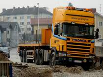 SCANIA 164G 580 V8; wartet bei der EKZ-Baustelle in Ried, auf seine Wiederbeladung mit Autokranzubehörteilen; 140228