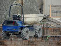 Benford-Dumper, als Testgewicht für einen neu installierten Baukran; 140302