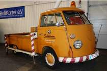 VW T1 einer Eschweger Dachdeckerei steht in der Ausstellungshalle der Technorama in Kassel, März 2014