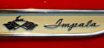 Chevrolet Impala, die US-amerikanische Limousine Baujahr 1961 hatte links und rechts an den Heckseiten dieses Logo mit Schriftzug, Mrz 2014 