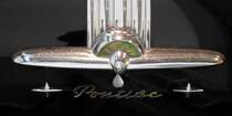 Pontiac, Heckemblem an einer US-amerikanischen Oldtimer-Limousine von 1950, Mrz 2014