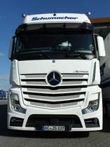 Die mächtige Front des neuen Actros 1845, gesehen bei der Spedition Schumacher in Würselen bei Aachen am 02.03.2014.