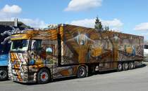 Actros 1844  Der Goldrausch  der Spedition Schumacher in Würselen bei Aachen am 02.03.2014. Auch dieses Fahrzeug gibt es als Modell bei Herpa aus der Serie  Herpa präsentiert Weltgeschichte  zu kaufen.