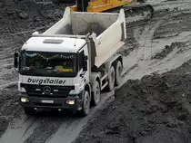 ACTROS-4841, trifft zur erneuten Füllung mit Aushubmaterial in der Baugrube ein; 140117