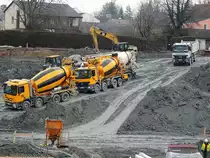 ACTROS 4144 und 3241 warten auf die Entladung; 140117