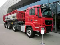 MAN TGX 18.440 mit Euro 6 Motor , HydriDrive an der Vorderachse und Carnehl Halbschalenmulde im März 2014 während der MAN Trucknology Days in M ausgestellt.