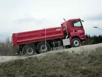 MAN TGS 26.440 mit HydroDrive an der Vorderachse und Euro 6 Motor bei Testfahrten auf lockerem Untergrund während der MAN Trucknology Days 2014 in München