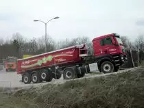 MAN TGS 18.440 mit HydroDrive an der Vorderachse und Euro 6 Motor bei Testfahrten auf lockerem Untergrund während der MAN Trucknology Days im März 2014 in München.