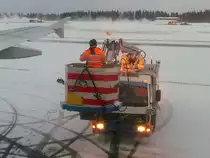 Enteisungsfahrzeug auf dem Flughafen Kuopio, Finnland, 8.3.13