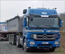 Mercedes Benz Actros wartet am 24.03.2014 an einer Baustelle darauf beladen zu werden.