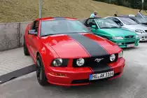 Ford Mustang mit weißen Scheinwerfern bei den Grefrath Tuning Days, 11.8.2013