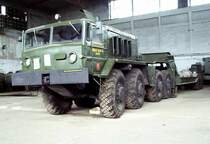 die Gre ist fast ungesund, bei abgesatteltem Auflieger kann man mit einer Krpergre von 180cm unter dem Schwanenhals des Aufliegers daher spazieren ohne sich den Kopf zu stoen,
MAZ-Panzerschlepper, 3.Ostblocktreffen Ptnitz 2004