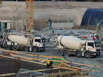 MAN-Mischer im Doppelpack, liefern zur EKZ-Baustelle in Ried Fertigbeton; 140303