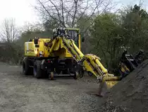 ATLAS Zweiwege Bagger am 26.03.14 in Hanau Hafen von einen Gehweg aus fotografiert