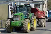 .  John Deere 7430 Traktor mit Tandemachsenhänger gesehen am 28.03.2014.