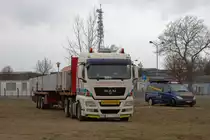 Begleitfahrzeug und Schwertransport MAN TGX 26.480 mit Betonschwimmsteg der Marina System GmbH Torgelow. - 19.03.2014
