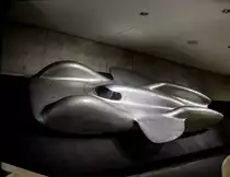Mercedes-Benz Weltrekordwagen T80. Mit einem Flugmotor hätte er über ca 600km/h fahren können. Leider hat der Weltkrieg seine Fertigung verhindert. Foto: Mercedes-Benz Museum 30.11.2012