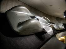 Mercedes-Benz Weltrekordwagen T80. Mit einem Flugmotor hätte er über ca 600km/h fahren können. Leider hat der Weltkrieg seine Fertigung verhindert. Foto: Mercedes-Benz Museum 30.11.2012 Auf diesem Bild sind die riesige Räder zu fühlen.