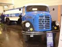 Borgward B 4500 Sattelzugmaschine mit einem Stöver Tankauflieger (beide Baujahr 1957). Angetrieben wurde, der bereits 1953 vorgestellte B 4500, von einem 6-Zylinderreihendieselmotor. Anfangs leistet dieser Motor aus 4.962 cm³ Hubraum 95 PS, ab 1957 110 PS. Techno Classica Essen am 30.03.2014.