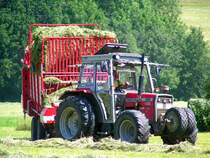 Massey-Ferguson 382 bei der Heuernte 070608