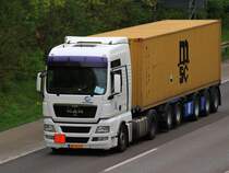 MAN TGX 18.440 mit einem 40 Fuß Container auf dem Combitrailer am 03.04.2014 auf der A4 bei Aachen.