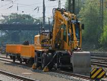 Ein Liebherr 900 Zweiwegebagger steht mit zwei kleinen Wagen am 12.04.2014 in Aachen West.