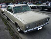 Plymouth Valiant Signet von 1966. Das Valiant Coupe dieses Modelljahres gab es in den Serien 100, 200 und Signet. Der Wagen konnte mit drei Motorisierungen gewählt werden: Zwei 6-Zylinderreihenmotoren mit 2.8l und 3.7l Hubraum, sowie einen V8-motor mit 4.5l Hubraum. Oldtimertreffen Kokerei Zollverein am 06.04.2014.