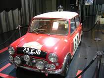 Morris Mini Cooper S Werksrennwagen von 1964. Hier wurde der legendäre  33 EJB  abgelichtet, mit dem der Ire Patrick (Paddy) Hopkirk am 21.01.1964 den Klassensieg bei der Rallye Monte Carlo einfuhr. Der 4-Zylinderreihenmotor mit 1071 cm³ Hubraum leistet ca. 92 PS und kann den Kraftzwerg auf 160 km/h beschleunigen. Techno Classica Essen am 30.03.2014.