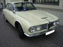Alfa Romeo 2600 Sprint. 1962 - 1966. Der 2600 ist äußerlich nur durch das Typenschild und den einteiligen Lufteinlass auf der Motorhaube, vom ein Jahr vorher vorgestellten 2000 Sprint zu unterscheiden. Unter der Haube werkelt hier aber 6-Zylinderreihenmotor mit 2584 cm³ Hubraum, der 145 PS leistet und dem  Gentlemen-Sportwagen  zu einer Höchstgeschwindigkeit von 197 km/h verhilft. Oldtimersaisoneröffnung am 13.04.2014 an der Düsseldorfer Classic Remise.