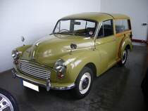 Morris Minor 1000 Traveller. 1956 - 1971. Der Minor 1000 basierte auf dem bereits 1948 vorgestellten MM. Motorisiert ist dieses Modell der 1000´er Serie mit einem 4-Zylinderreihenmotor der 48 PS aus 1098 cm³ Hubraum leistet. Classic Remise Düsseldorf am 13.04.2014.
