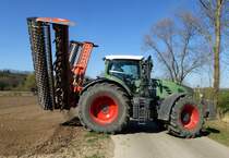 Fendt 933, beim hydraulischen Einklappen der Kreiselegge fr den Transport auf der Strae, Mrz 2014