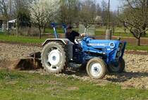 Ford 3600, mit zapfwellenbetriebener Ackerfrse bei der Arbeit, Mrz 2014