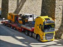 . Volvo FH Schwerlastsattelzug wartet an einer Brckenbaustelle darauf Entladen zu werden. 16.04.2014