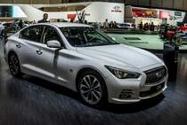 Infinti Q50 weiss, aufgenommen auf dem Autosalon Genf, 2014