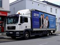 MAN TGM15.250 stellt Waren im Rieder Stadtgebiet zu; 140422