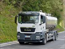 MAN LKW von Arla (frher Muh) aus Pronsfeld, mit Tankaufbau auf dem Weg zum nchsten Bauernhof, um seinen Tank mit der gemolkenen Milch zu fllen.  21.04.2014