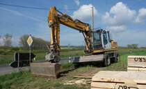 Liebherr 904 der Firma Bickardt-Bau steht an einer Baustelle bei Fulda-Bernhards im April 2014